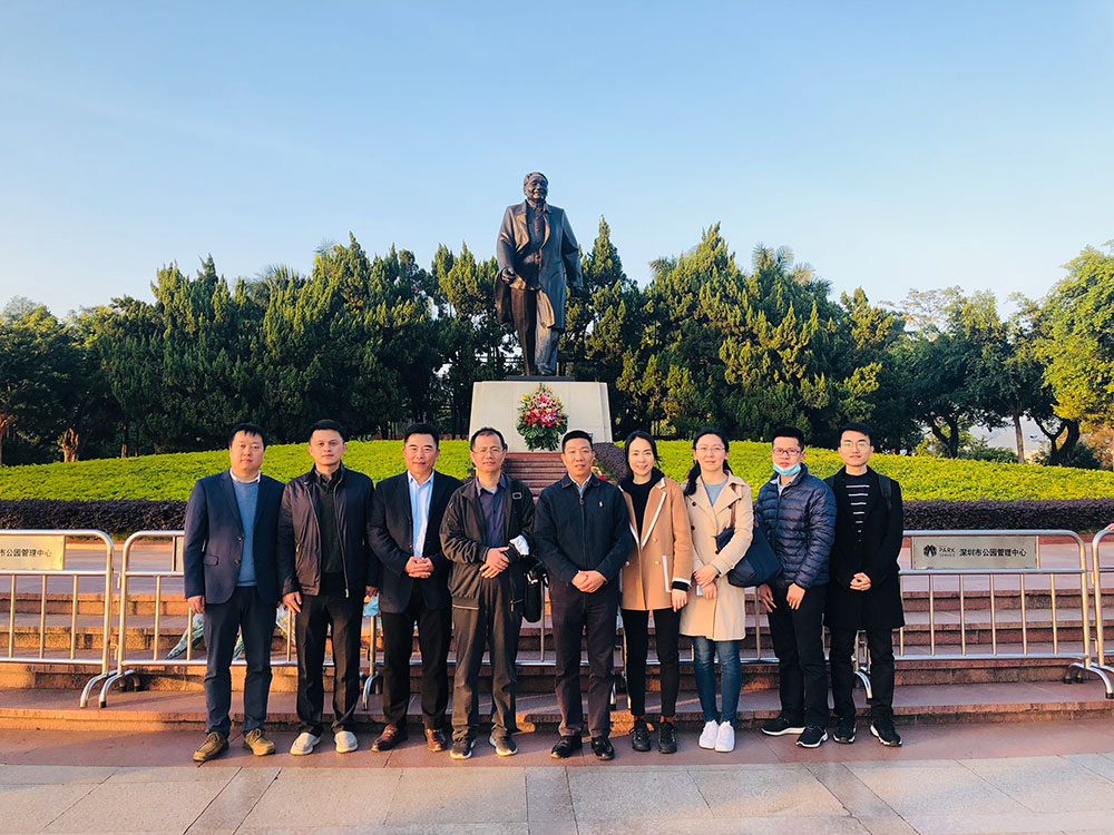 6-战略综合党支部赴深圳博物馆及莲花山公园开展“不忘初心学党史”主题教育，，，，，有用引发党组织的凝聚力和向心力，，，，，切实提高党员干部的党性修养和责恣意识。。。。。。.jpg